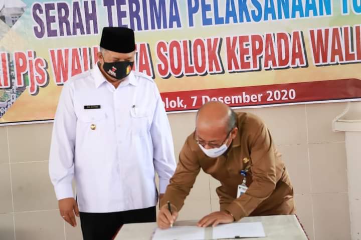 Pjs Walikota Solok Asben Hendri menandatangani nota serah terima Pjs Walikota Solok kepada Walikota Solok Zul Elfian